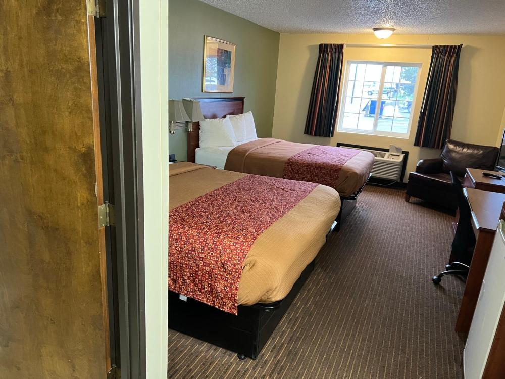 Queen Room with Two Queen Beds - Non-Smoking interior